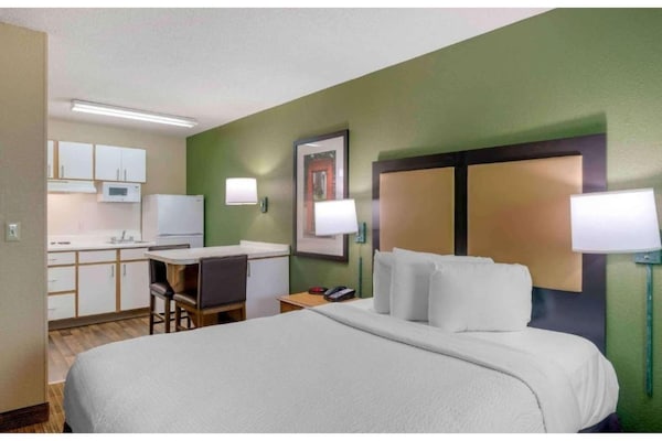 Foto van 1 Kingsize Bed | Niet-roken, Keuken, Douche - Vakantiehuis in Baltimore MD - BedRoom