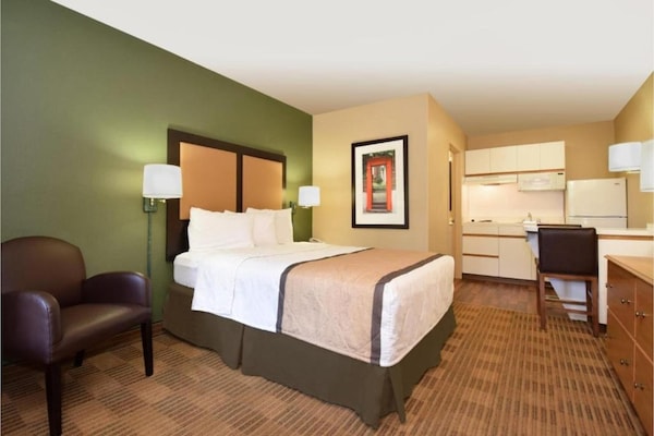 Foto van 1 Kingsize Bed | Niet-roken, Keuken, Douche - Vakantiehuis in Baltimore MD - BedRoom