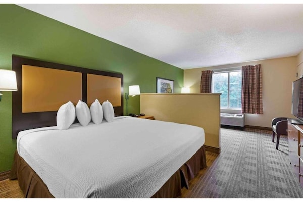 Foto van 1 Kingsize Bed | Niet-roken, Keuken, Douche - Vakantiehuis in Baltimore MD - BedRoom