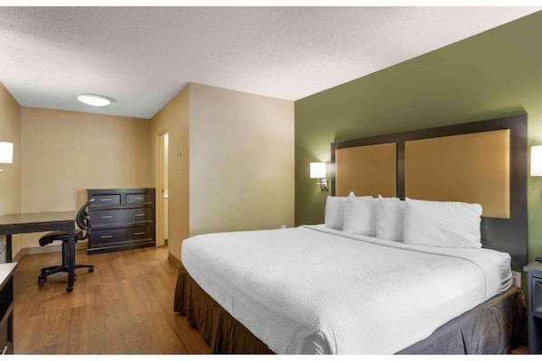 Foto van 1 Kingsize Bed | Niet-roken, Keuken, Douche - Vakantiehuis in Baltimore MD - BedRoom