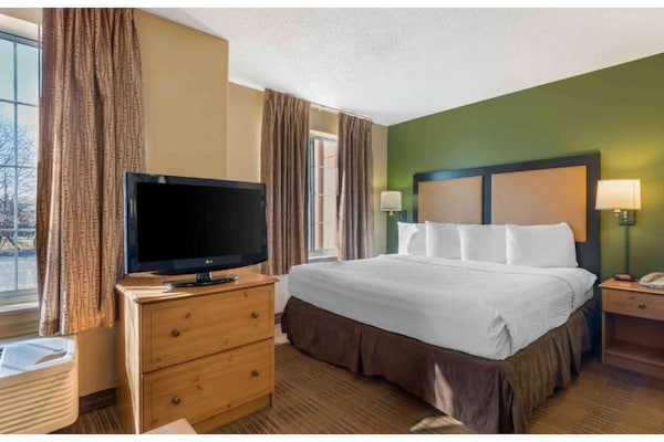 Foto van 1 Queensize Bed | Niet-roken, Keuken - Vakantiehuis in Minneapolis MN - BedRoom