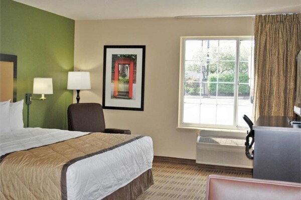 Foto van 1 Queensize Bed | Niet-roken, Keuken - Vakantiehuis in Minneapolis MN - BedRoom
