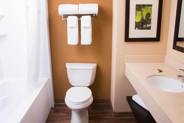 Foto van 1 Queensize Bed | Niet-roken, Keuken - Vakantiehuis in Minneapolis MN - BathRoom