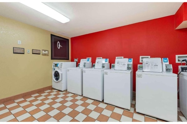 Foto van 1 Queensize Bed | Niet-roken, Keuken - Vakantiehuis in Minneapolis MN - Facilities