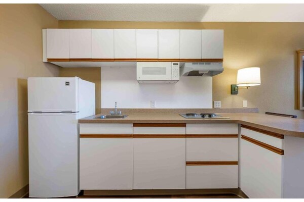 Foto van 1 queen bed | ADA/RI douche, niet-roken, keuken - Vakantiehuis in Minneapolis MN - Kitchen