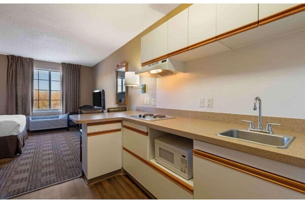 Foto van 1 queen bed | ADA/RI douche, niet-roken, keuken - Vakantiehuis in Minneapolis MN - Kitchen