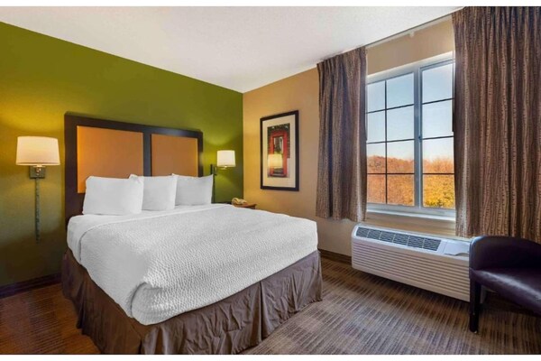 Foto van 1 queen bed | ADA/RI douche, niet-roken, keuken - Vakantiehuis in Minneapolis MN - BedRoom