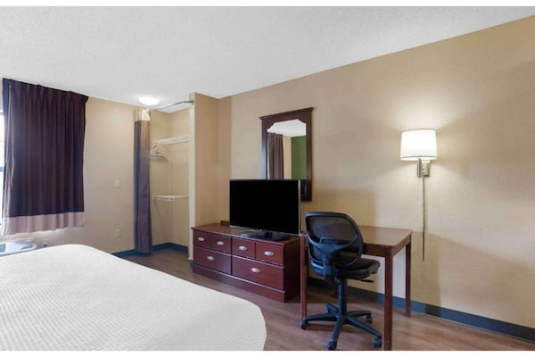 Foto van 1 queen bed | ADA/RI douche, niet-roken, keuken - Vakantiehuis in Minneapolis MN - BedRoom