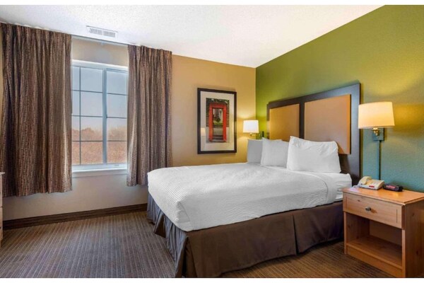Foto van 1 queen bed | ADA/RI douche, niet-roken, keuken - Vakantiehuis in Minneapolis MN - BedRoom