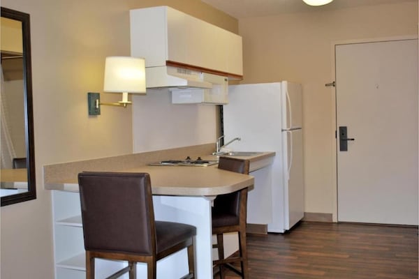 Foto van 1 queen bed | ADA/RI douche, niet-roken, keuken - Vakantiehuis in Minneapolis MN - Kitchen