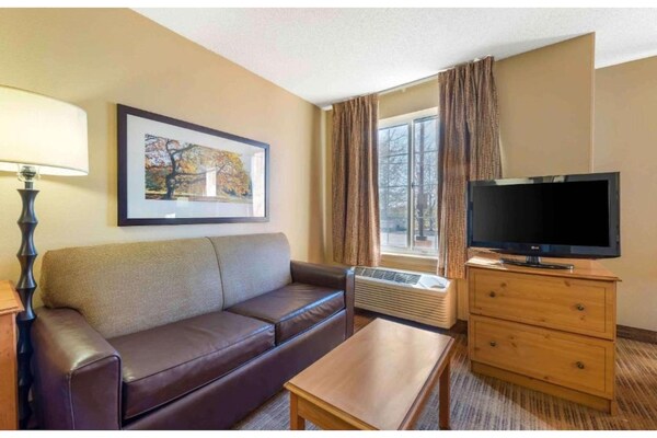 Foto van 1 queen bed | ADA/RI douche, niet-roken, keuken - Vakantiehuis in Minneapolis MN - Facilities