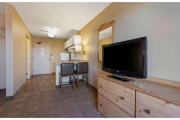 Foto van 1 queen bed | ADA/RI douche, niet-roken, keuken - Vakantiehuis in Minneapolis MN - Facilities
