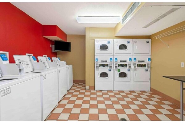 Foto van 1 queen bed | ADA/RI douche, niet-roken, keuken - Vakantiehuis in Minneapolis MN - Facilities