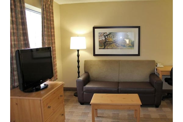 Foto van 1 queen bed | ADA/RI douche, niet-roken, keuken - Vakantiehuis in Minneapolis MN - Facilities
