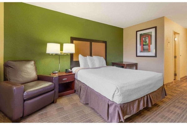 Foto van 1 Kingsize Bed | Suite, Nsmk, Keuken, Slaapbank - Vakantiehuis in Minneapolis MN - BedRoom