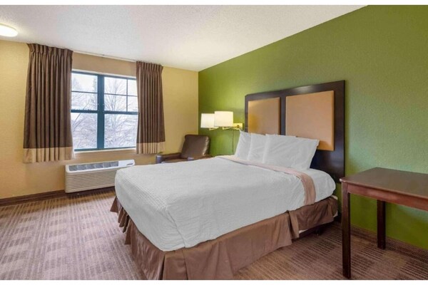 Foto van 1 Kingsize Bed | Suite, Nsmk, Keuken, Slaapbank - Vakantiehuis in Minneapolis MN - BedRoom