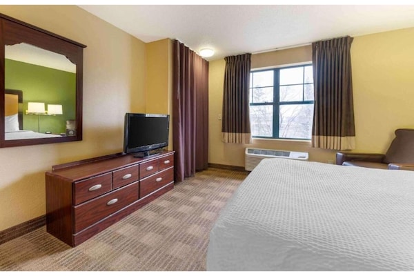 Foto van 1 Queensize Bed | Niet-roken, Keuken - Vakantiehuis in Minneapolis MN - BedRoom
