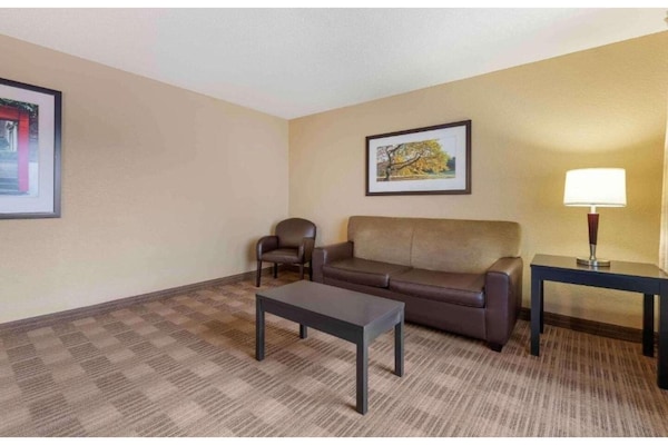 Foto van 1 Queensize Bed | Niet-roken, Keuken - Vakantiehuis in Minneapolis MN - Facilities