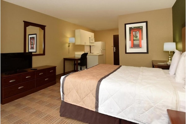Foto van 1 queen bed | ADA/RI douche, niet-roken, keuken - Vakantiehuis in Minneapolis MN - BedRoom