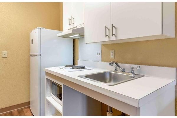Foto van 1 queen bed | ADA/RI douche, niet-roken, keuken - Vakantiehuis in Minneapolis MN - Kitchen