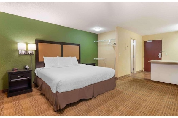 Foto van 1 queen bed | ADA/RI douche, niet-roken, keuken - Vakantiehuis in Minneapolis MN - BedRoom