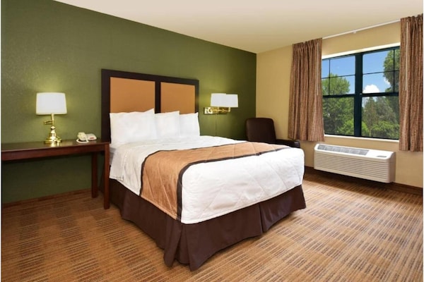 Foto van 1 queen bed | ADA/RI douche, niet-roken, keuken - Vakantiehuis in Minneapolis MN - BedRoom