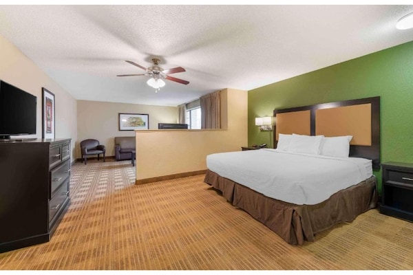Foto van 1 queen bed | ADA/RI douche, niet-roken, keuken - Vakantiehuis in Minneapolis MN - BedRoom