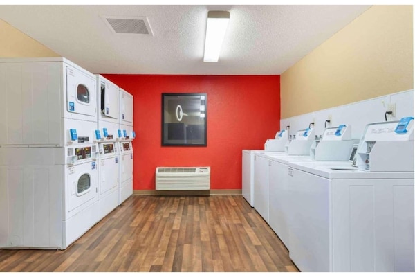 Foto van 1 queen bed | ADA/RI douche, niet-roken, keuken - Vakantiehuis in Minneapolis MN - Facilities