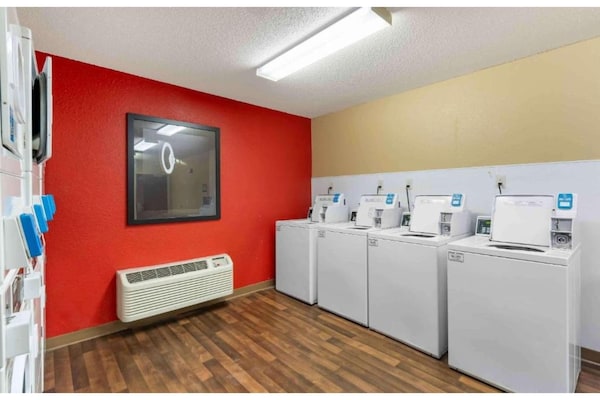 Foto van 1 queen bed | ADA/RI douche, niet-roken, keuken - Vakantiehuis in Minneapolis MN - Facilities