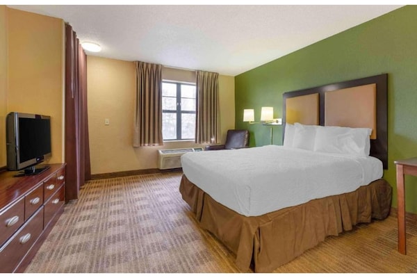 Foto van 1 Kingsize Bed | Niet-roken, Keuken, Douche - Vakantiehuis in Minneapolis MN - BedRoom