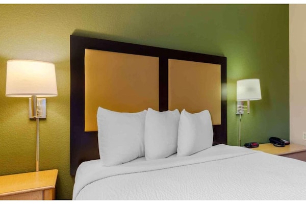 Foto van Queensize bed, RI-douche, Nsmk|Keuken|Studio 6 Fishkill - BedRoom