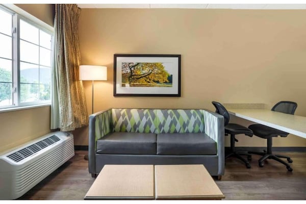 Foto van Queensize bed, RI-douche, Nsmk|Keuken|Studio 6 Fishkill - LivingRoom
