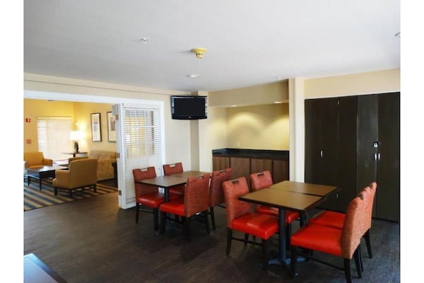 Foto van Queensize bed, RI-douche, Nsmk|Keuken|Studio 6 Fishkill - FloorPlan