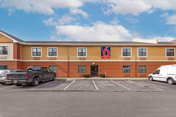 Foto van 1 Queensize Bed | Niet-roken, Keuken - Vakantiehuis in Rochester NY - ExteriorSummer