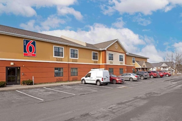 Foto van 1 Queensize Bed | Niet-roken, Keuken - Vakantiehuis in Rochester NY - ExteriorSummer