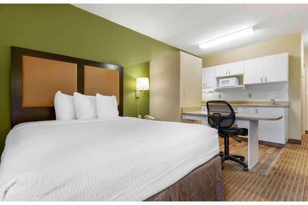 Foto van 1 Kingsize Bed | Mob Acc Ri Shwr Ste Nsmk Ktchn - Vakantiehuis in Rochester NY - BedRoom