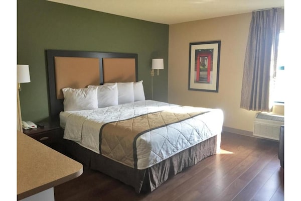 Foto van 1 Kingsize Bed | Mob Acc Ri Shwr Ste Nsmk Ktchn - Vakantiehuis in Rochester NY - BedRoom
