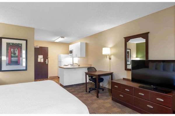 Foto van 1 Kingsize Bed | Mob Acc Ri Shwr Ste Nsmk Ktchn - Vakantiehuis in Rochester NY - BedRoom