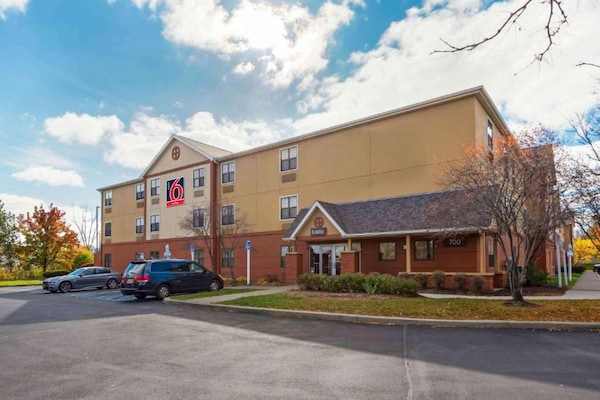 Foto van 1 Queensize Bed | Niet-roken, Keuken - Vakantiehuis in Rochester NY - ExteriorSummer