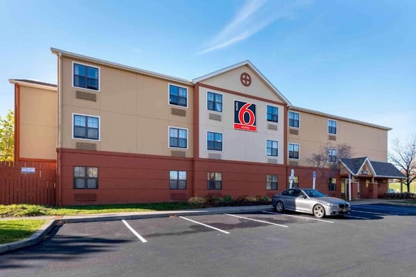 Foto van 1 Queensize Bed | Niet-roken, Keuken - Vakantiehuis in Rochester NY - ExteriorSummer