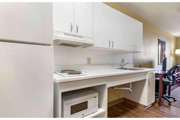 Foto van 1 queen bed | ADA/RI douche, niet-roken, keuken - Vakantiehuis in Rochester NY - Kitchen