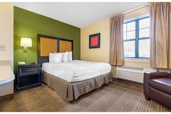 Foto van 1 queen bed | ADA/RI douche, niet-roken, keuken - Vakantiehuis in Rochester NY - BedRoom