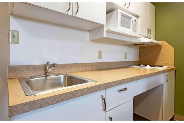 Foto van 1 queen bed | ADA/RI douche, niet-roken, keuken - Vakantiehuis in Rochester NY - Kitchen