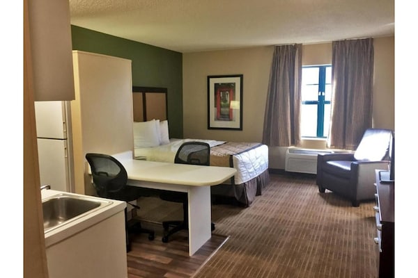 Foto van 1 queen bed | ADA/RI douche, niet-roken, keuken - Vakantiehuis in Rochester NY - BedRoom