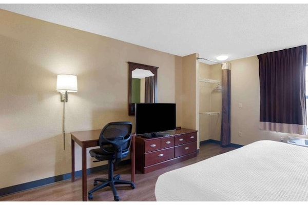 Foto van 1 queen bed | ADA/RI douche, niet-roken, keuken - Vakantiehuis in Rochester NY - BedRoom