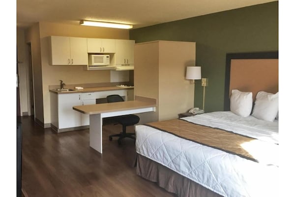 Foto van 1 queen bed | ADA/RI douche, niet-roken, keuken - Vakantiehuis in Rochester NY - BedRoom