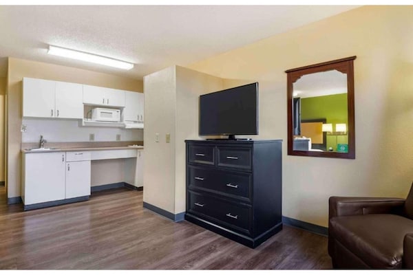 Foto van 1 queen bed | ADA/RI douche, niet-roken, keuken - Vakantiehuis in Rochester NY - Kitchen