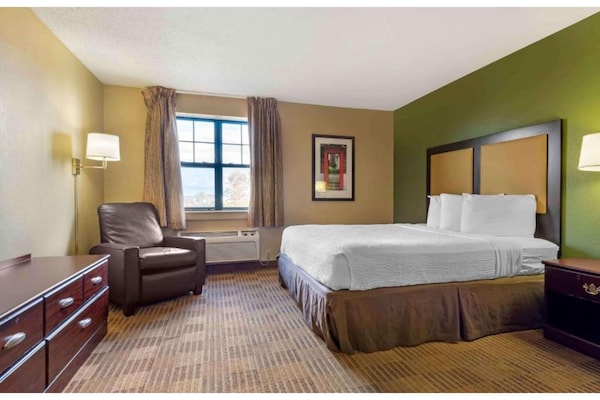 Foto van 1 Kingsize Bed | Niet-roken, Keuken, Douche - Vakantiehuis in Rochester NY - BedRoom