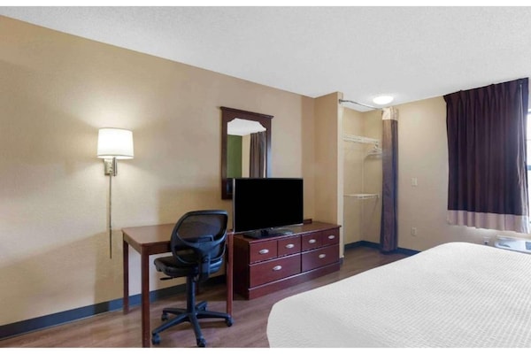 Foto van 1 Kingsize Bed | Niet-roken, Keuken, Douche - Vakantiehuis in Rochester NY - BedRoom