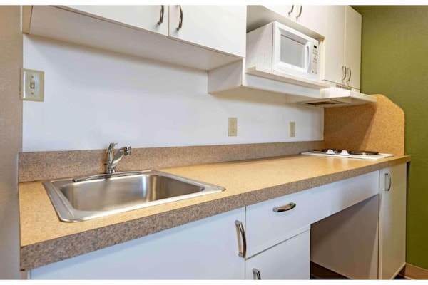 Foto van 1 Kingsize Bed | Niet-roken, Keuken, Douche - Vakantiehuis in Rochester NY - Kitchen